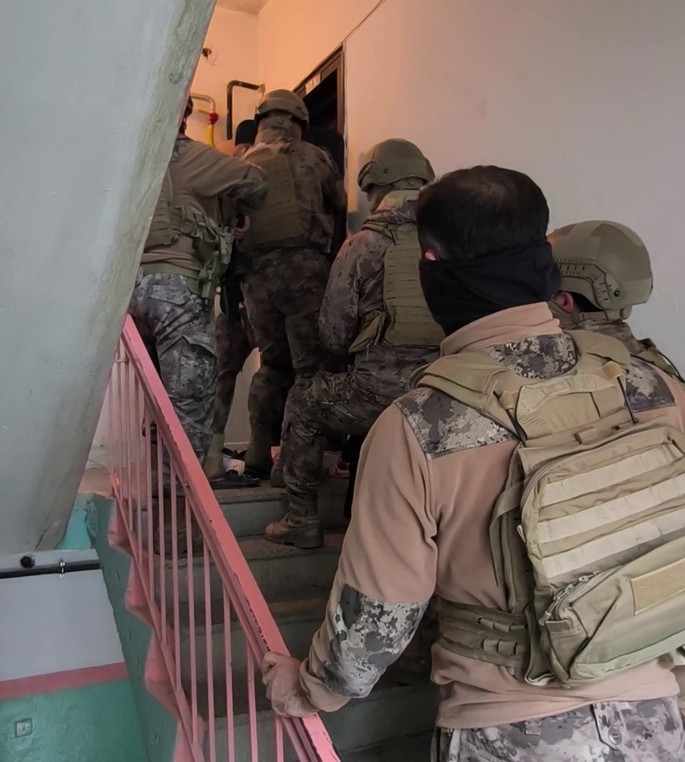 Siber suç makineleri 50’den fazla dosyadan aranıyordu, Sivas’ta yakalandılar
