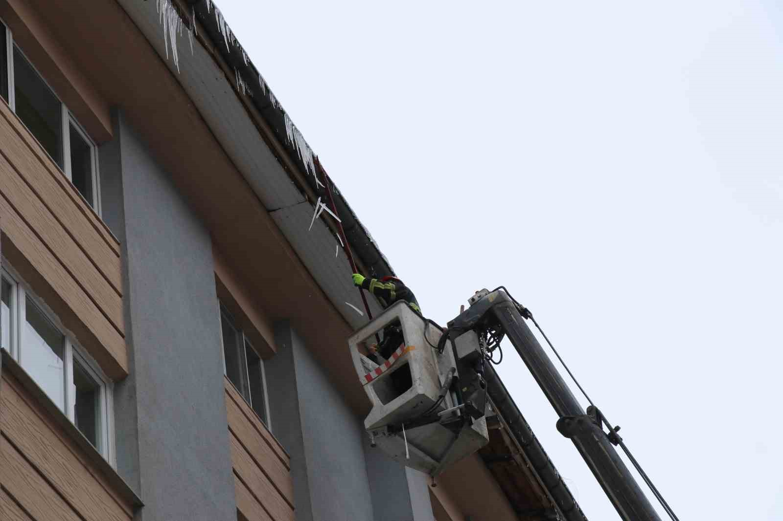Sibirya soğukları buz sarkıtları oluşturdu, ekipler harekete geçti
