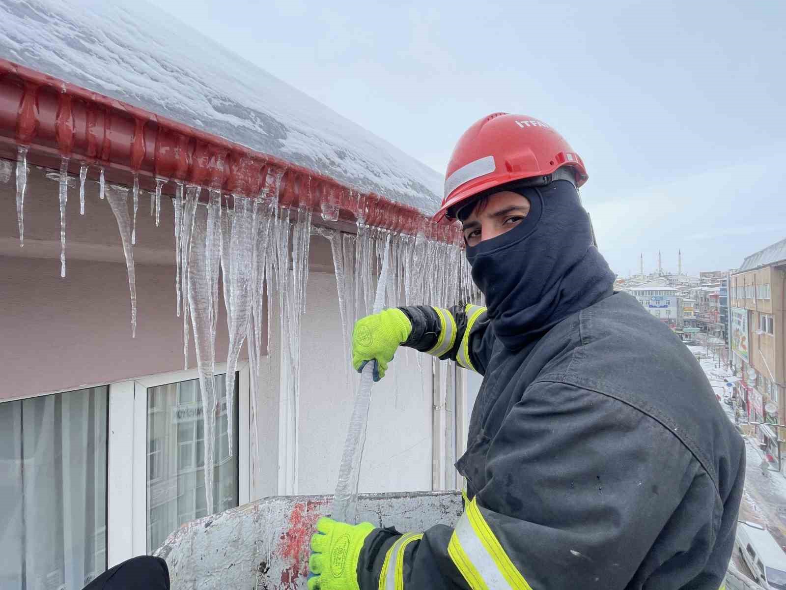Sibirya soğukları buz sarkıtları oluşturdu, ekipler harekete geçti
