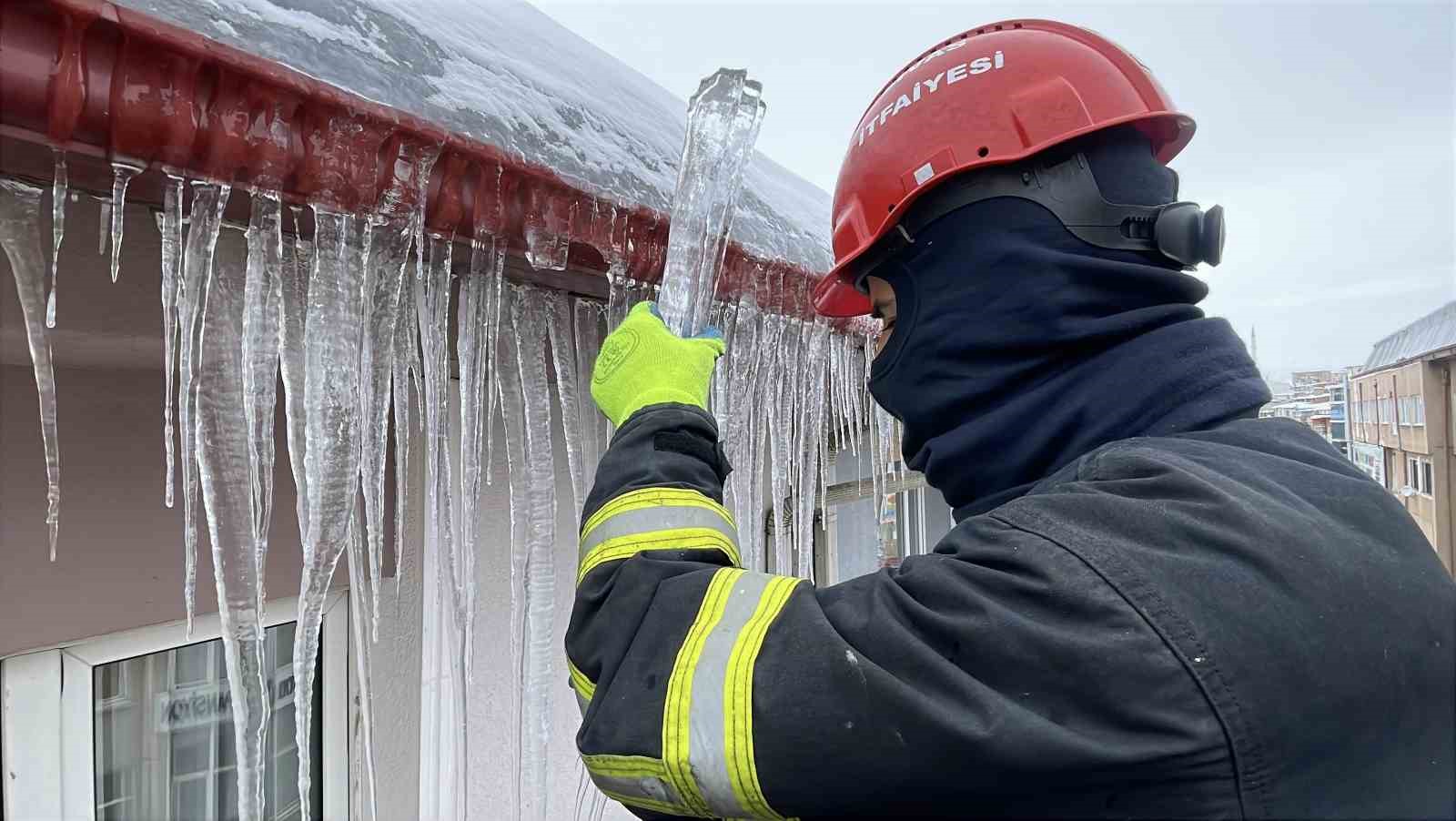 Sibirya soğukları buz sarkıtları oluşturdu, ekipler harekete geçti
