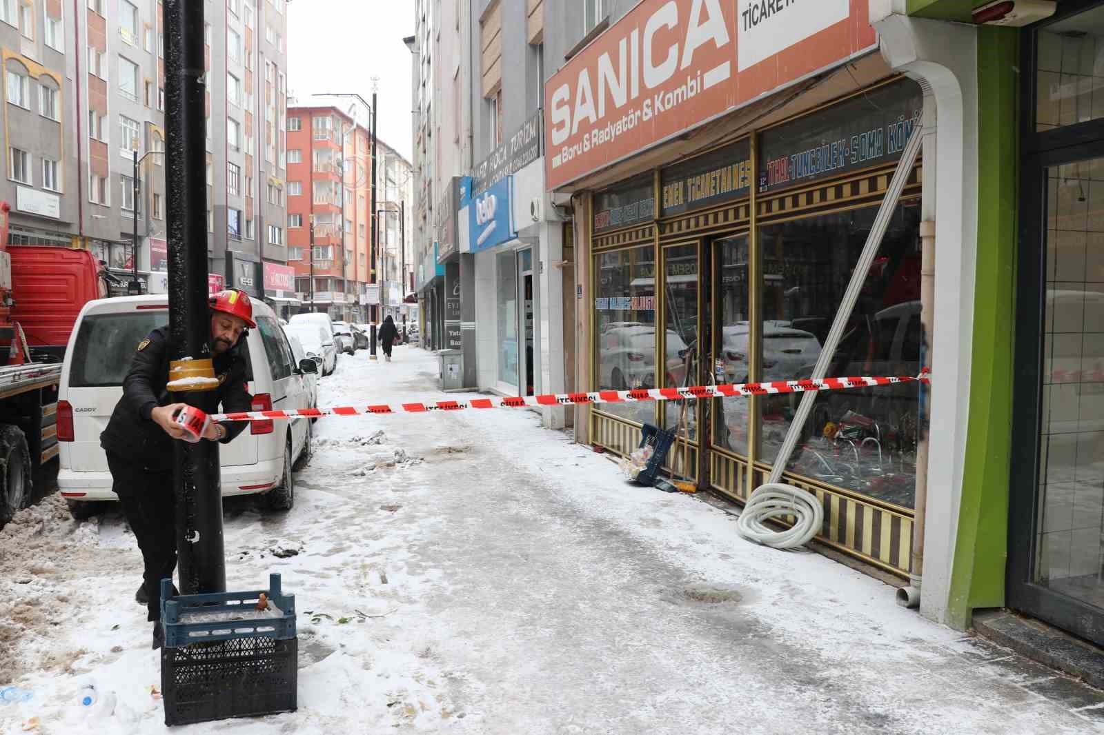 Sibirya soğukları buz sarkıtları oluşturdu, ekipler harekete geçti
