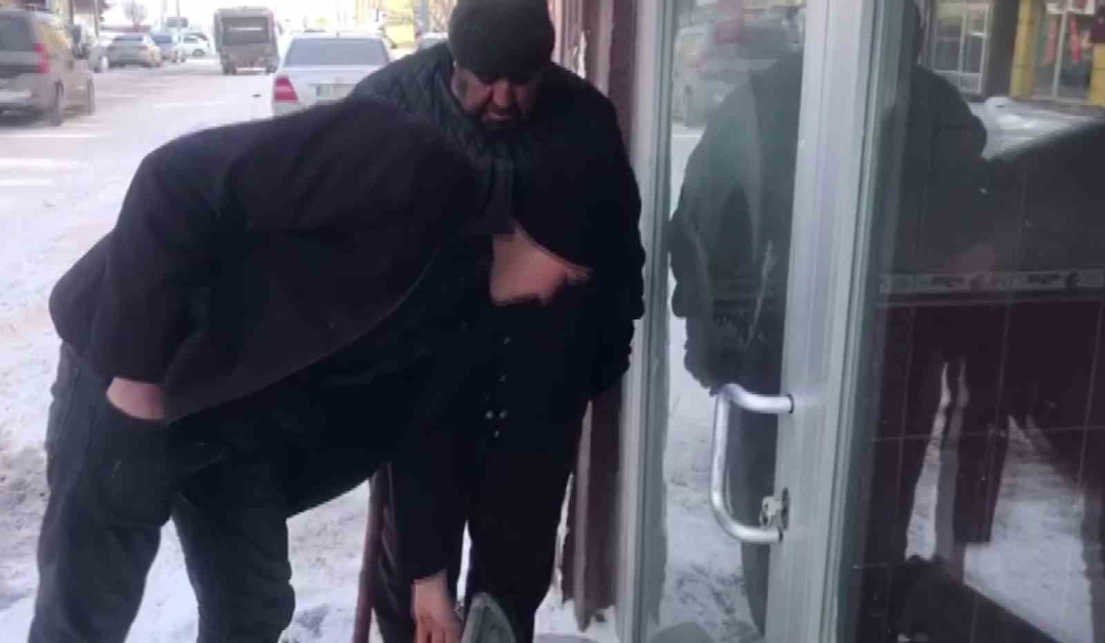 Sibirya soğukları esnafı zorladı: Donan kapı kilidini ısıtıcıyla açmaya çalıştı
