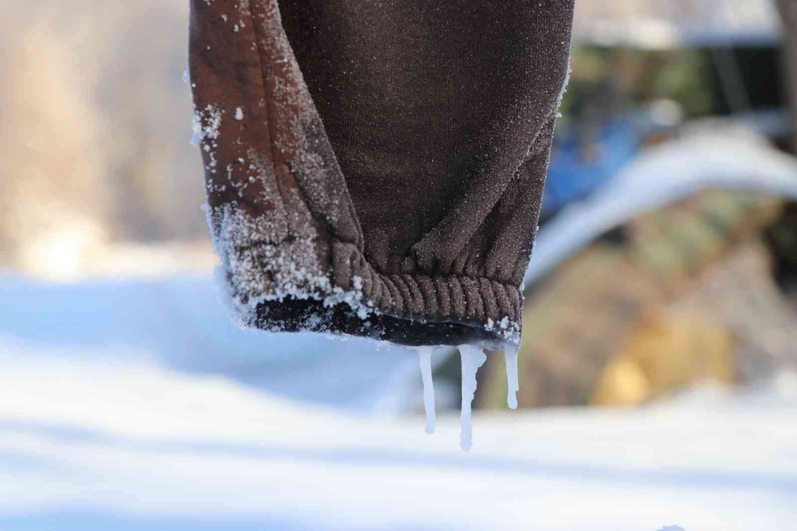 Sibirya soğukları Sivas’ı dondurdu, çamaşırlar kaskatı kesildi
