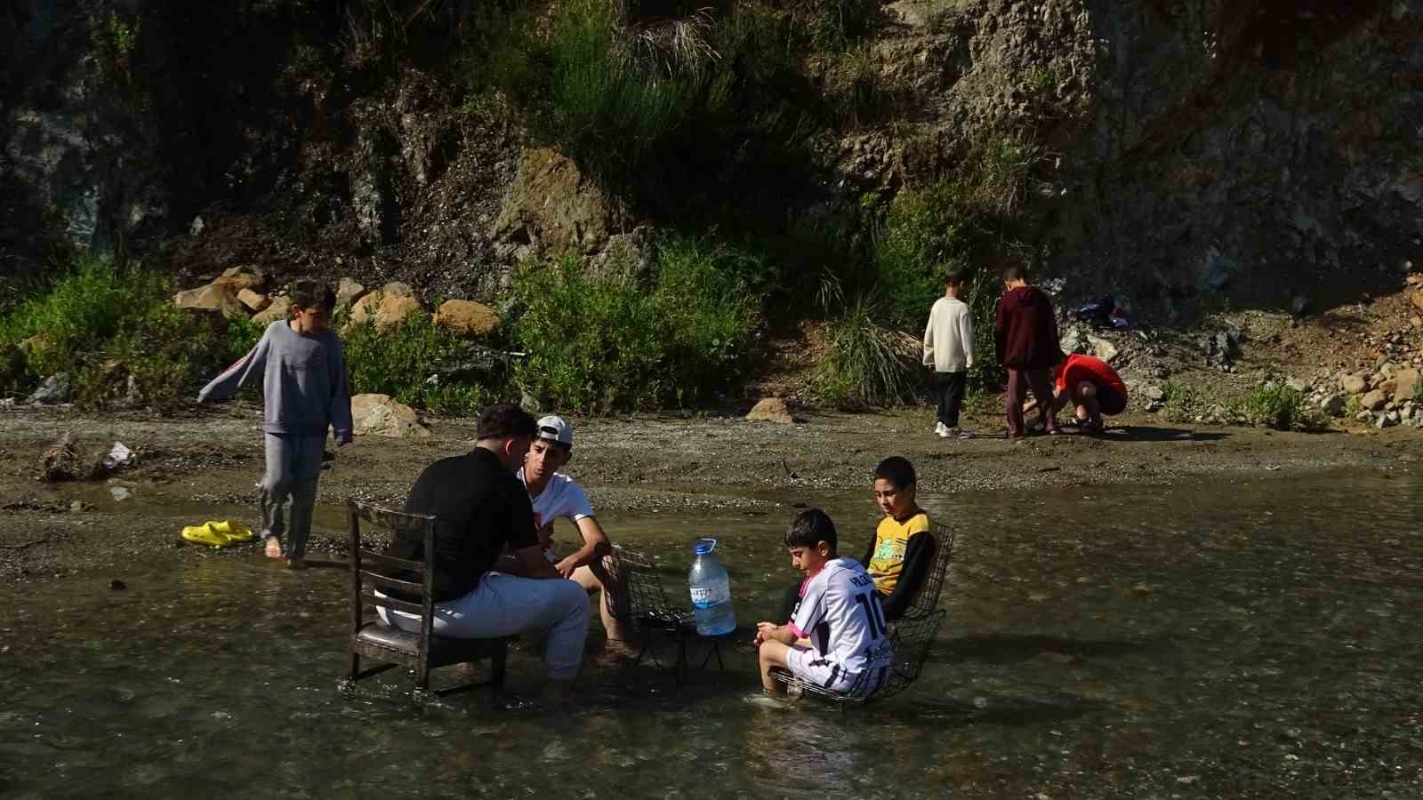 Sıcak havadan bunalan çocuklar derede serinledi
