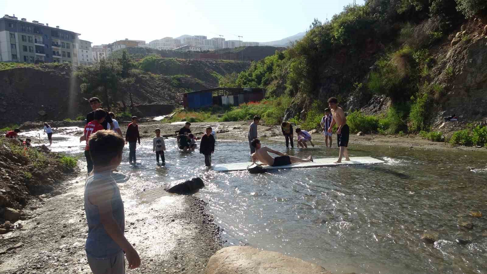 Sıcak havadan bunalan çocuklar derede serinledi
