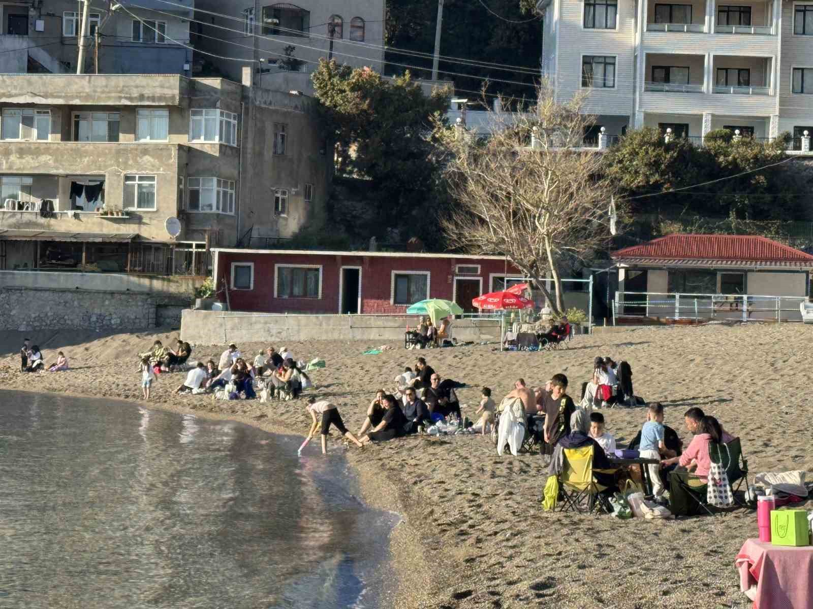 Sıcak havanın tadını sahilde değerlendirdiler
