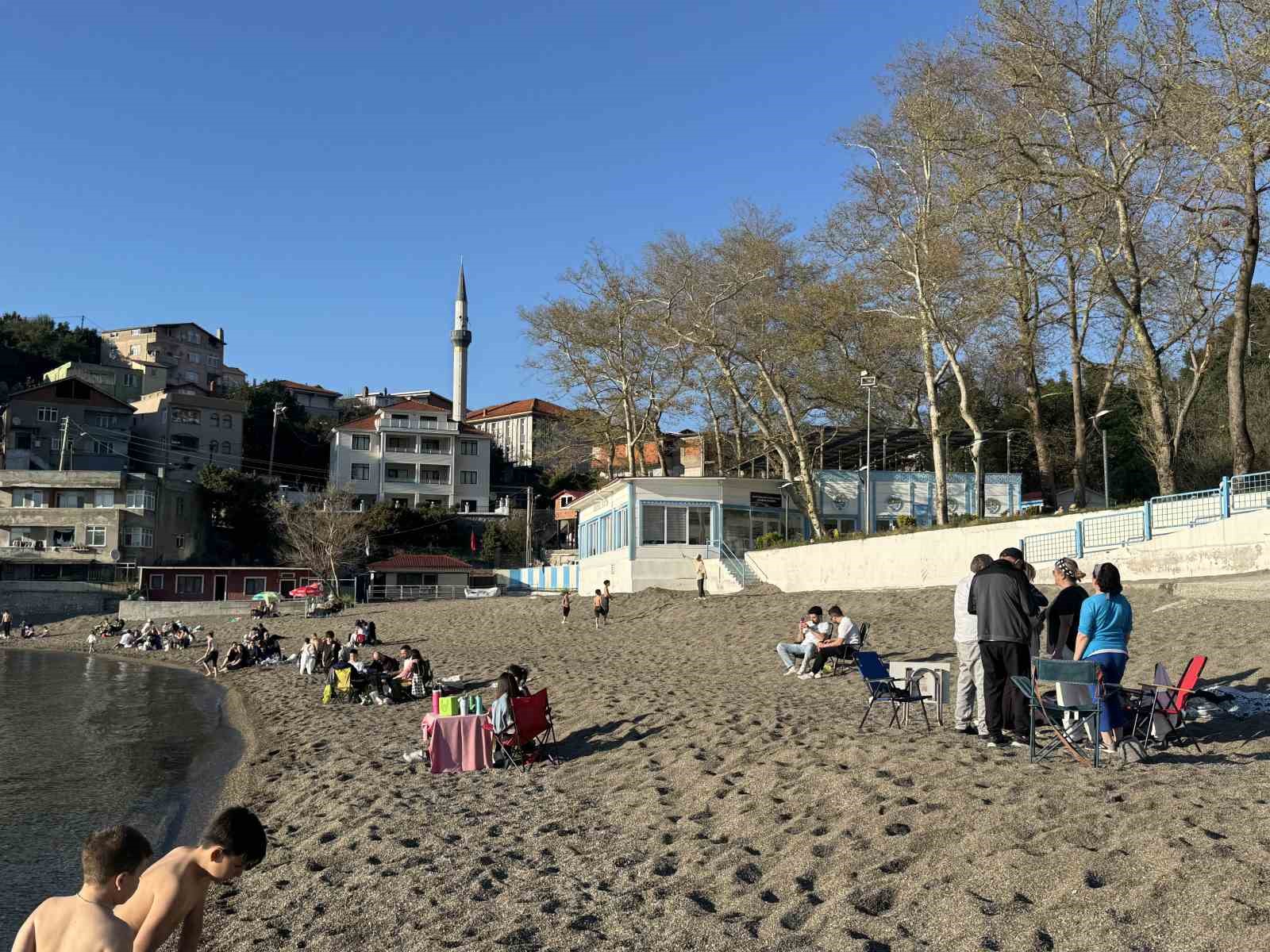 Sıcak havanın tadını sahilde değerlendirdiler
