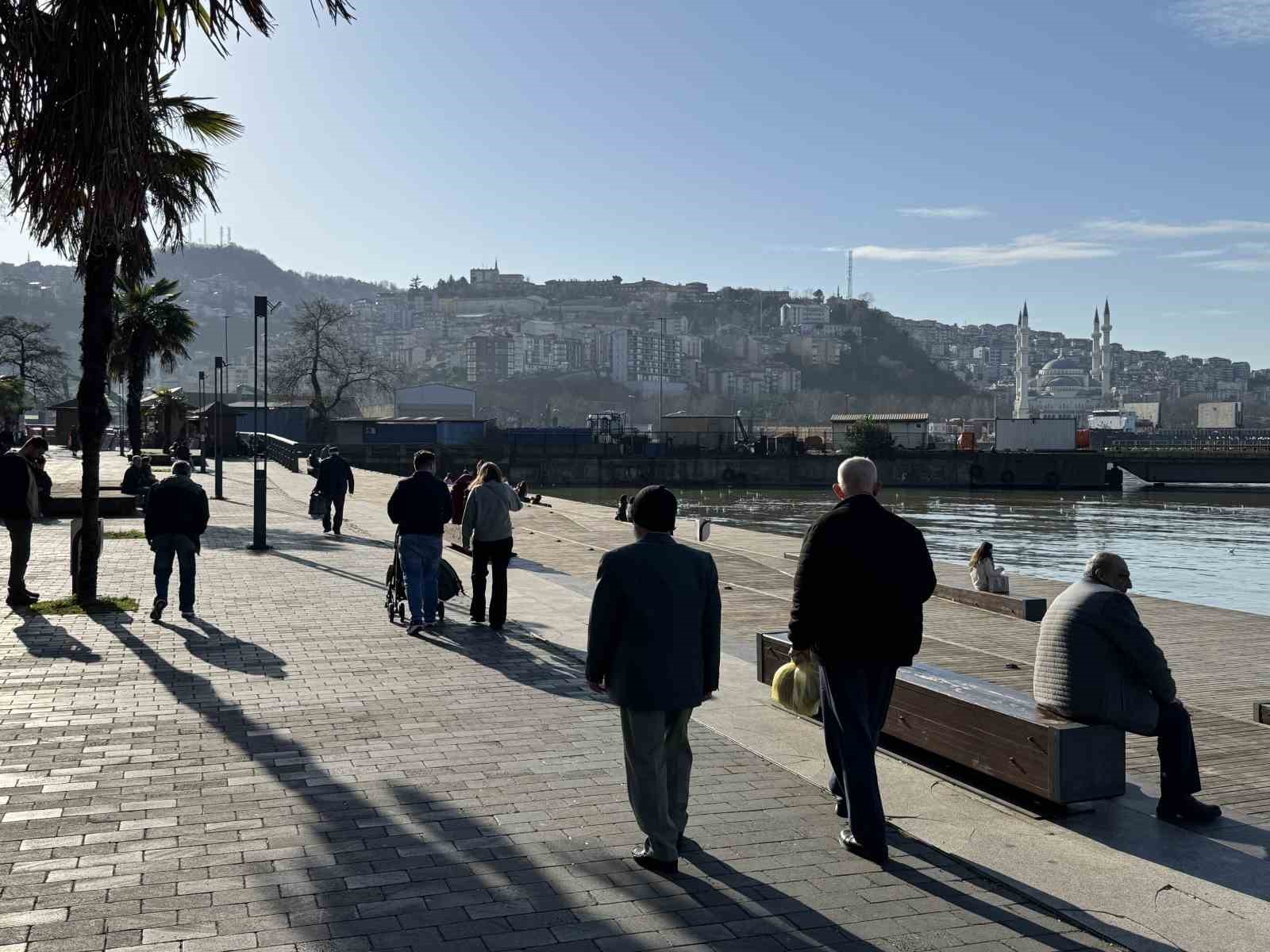 Sıcak havayı görenler sahile koştu
