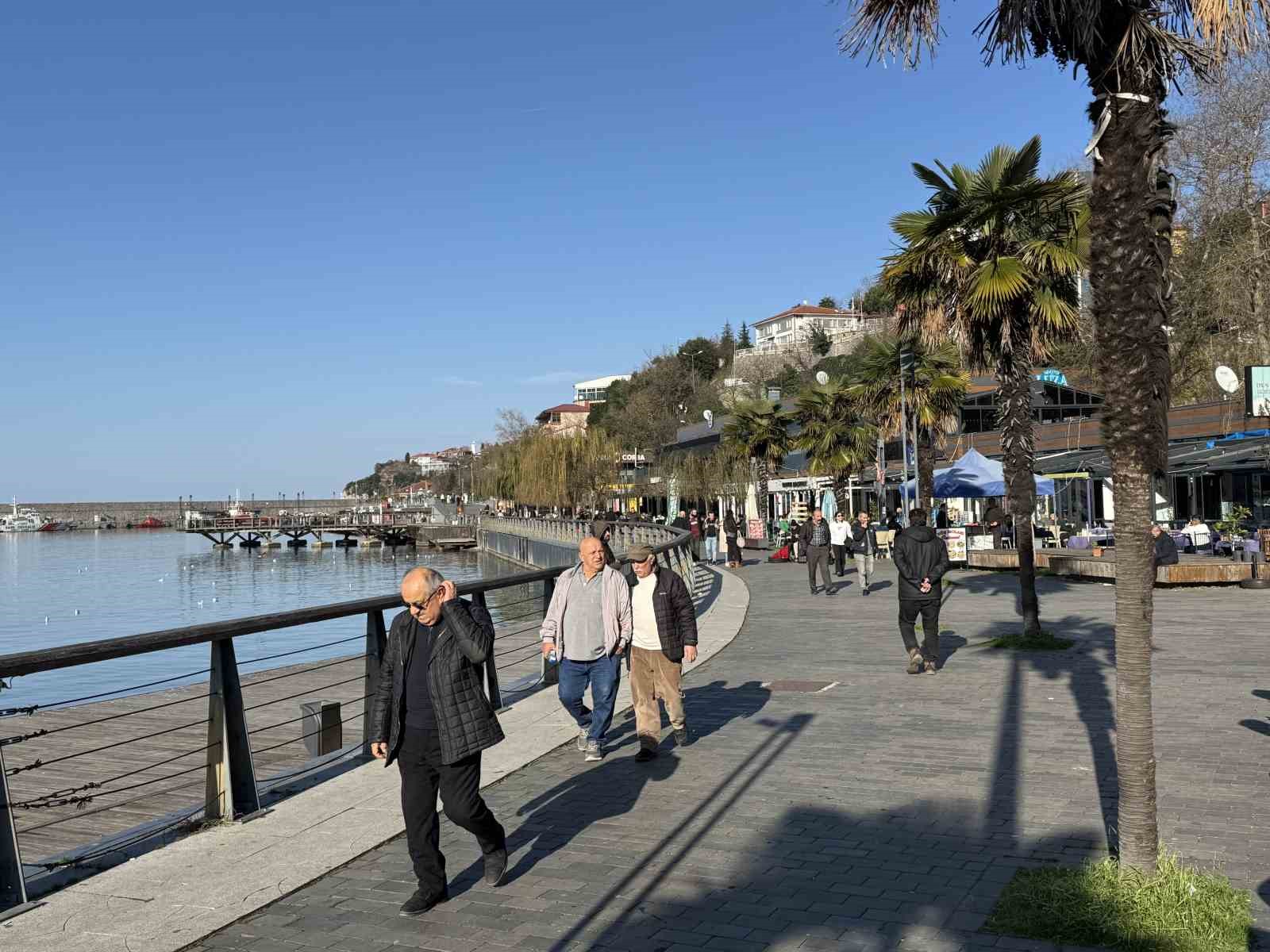 Sıcak havayı görenler sahile koştu
