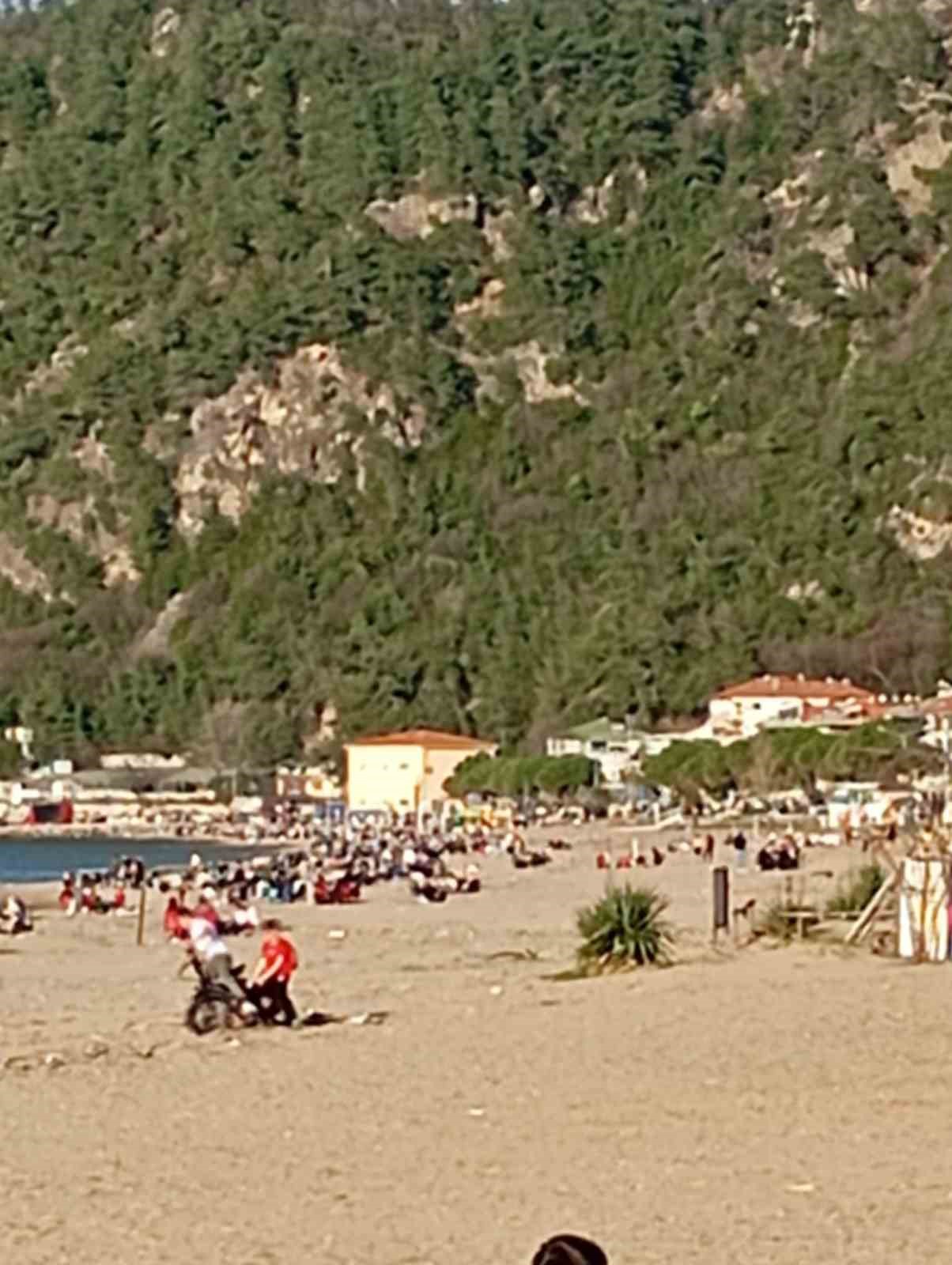 Sıcaklığın 28 dereceye çıktığı Bartın’da plaj ve parklar doldu
