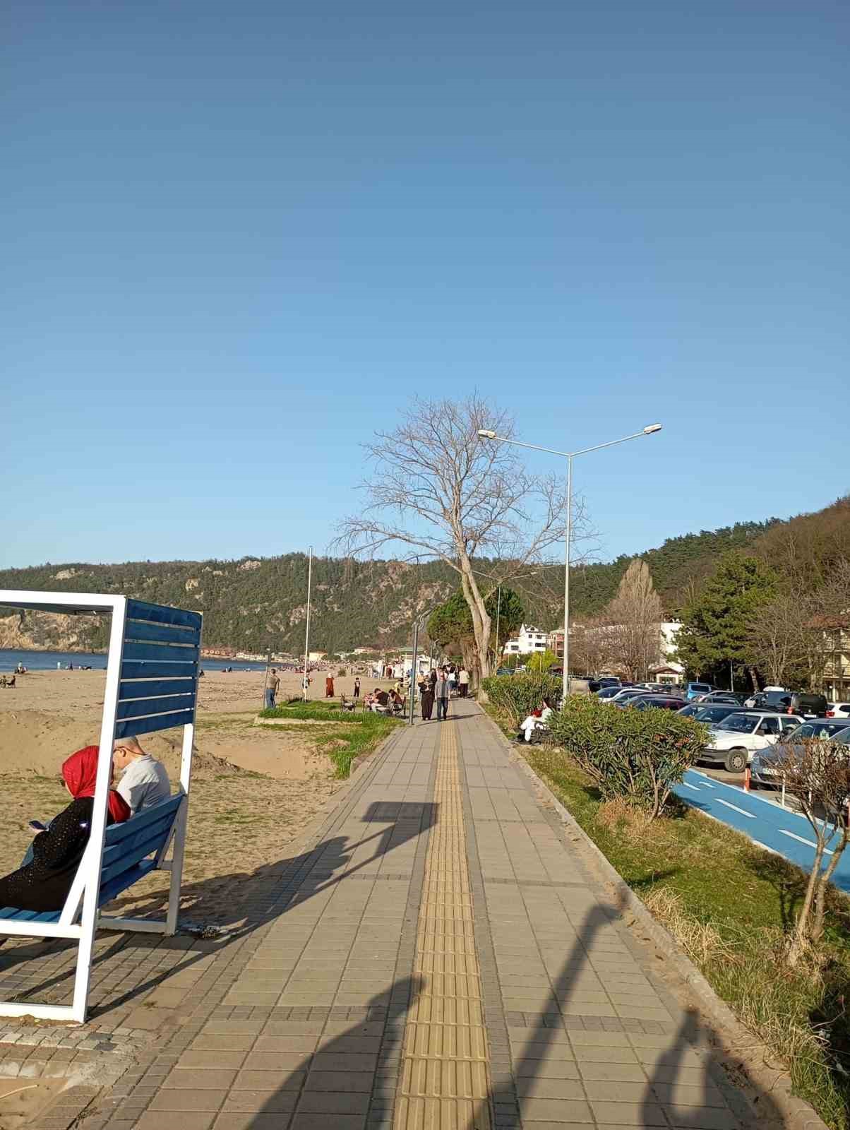 Sıcaklığın 28 dereceye çıktığı Bartın’da plaj ve parklar doldu
