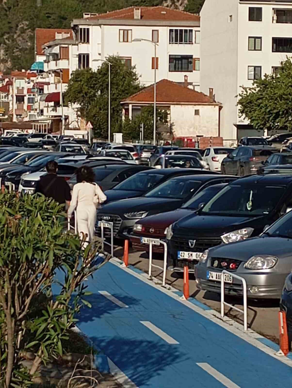 Sıcaklığın 28 dereceye çıktığı Bartın’da plaj ve parklar doldu
