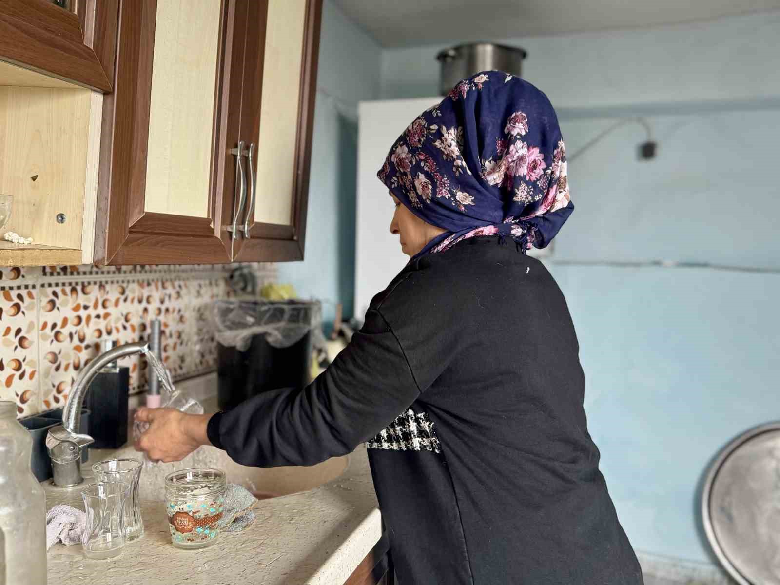 Şiddet ve kuma gerçeğine rağmen 4 çocuğu için mücadele ediyor
