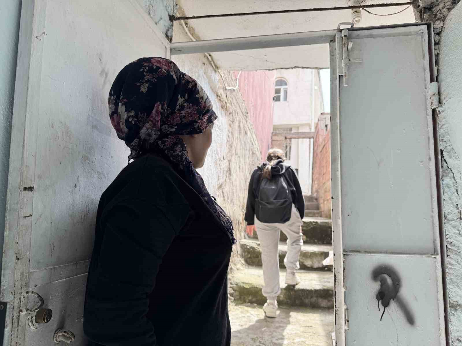 Şiddet ve kuma gerçeğine rağmen 4 çocuğu için mücadele ediyor
