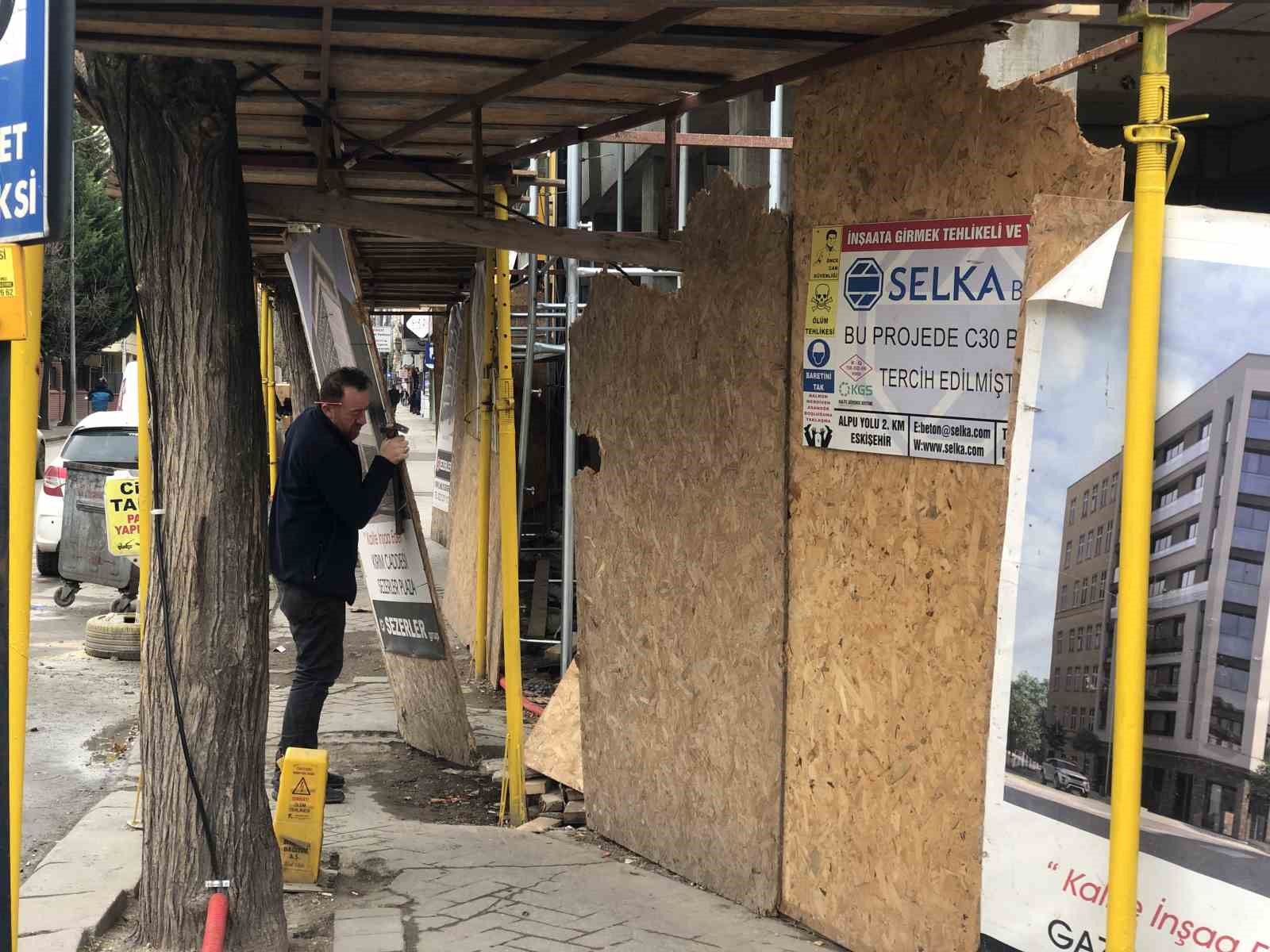 Şiddetli fırtına ortalığı birbirine kattı
