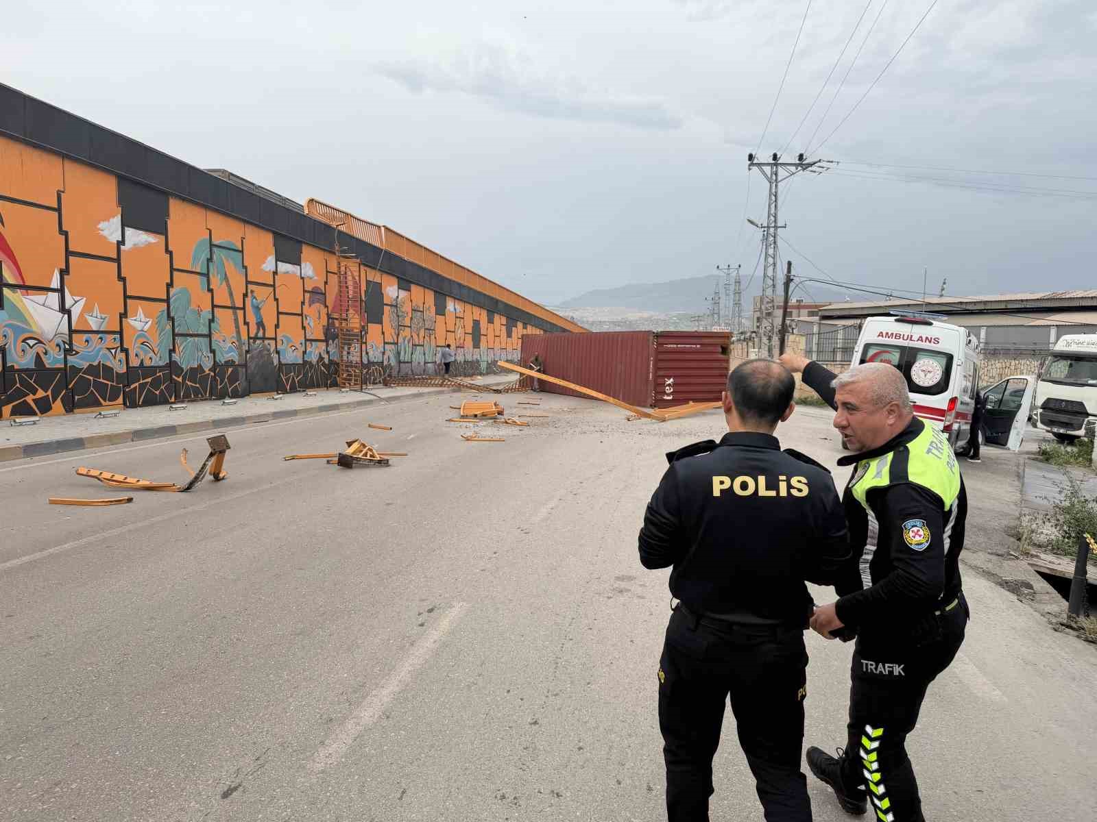 Şiddetli fırtınanın tırda taşınan konteyneri uçurduğu anlar kamerada
