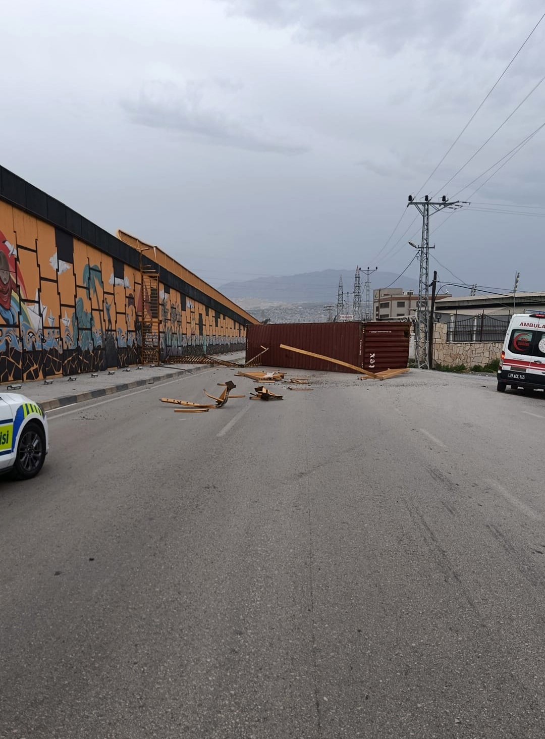 Şiddetli fırtınanın tırda taşınan konteyneri uçurduğu anlar kamerada
