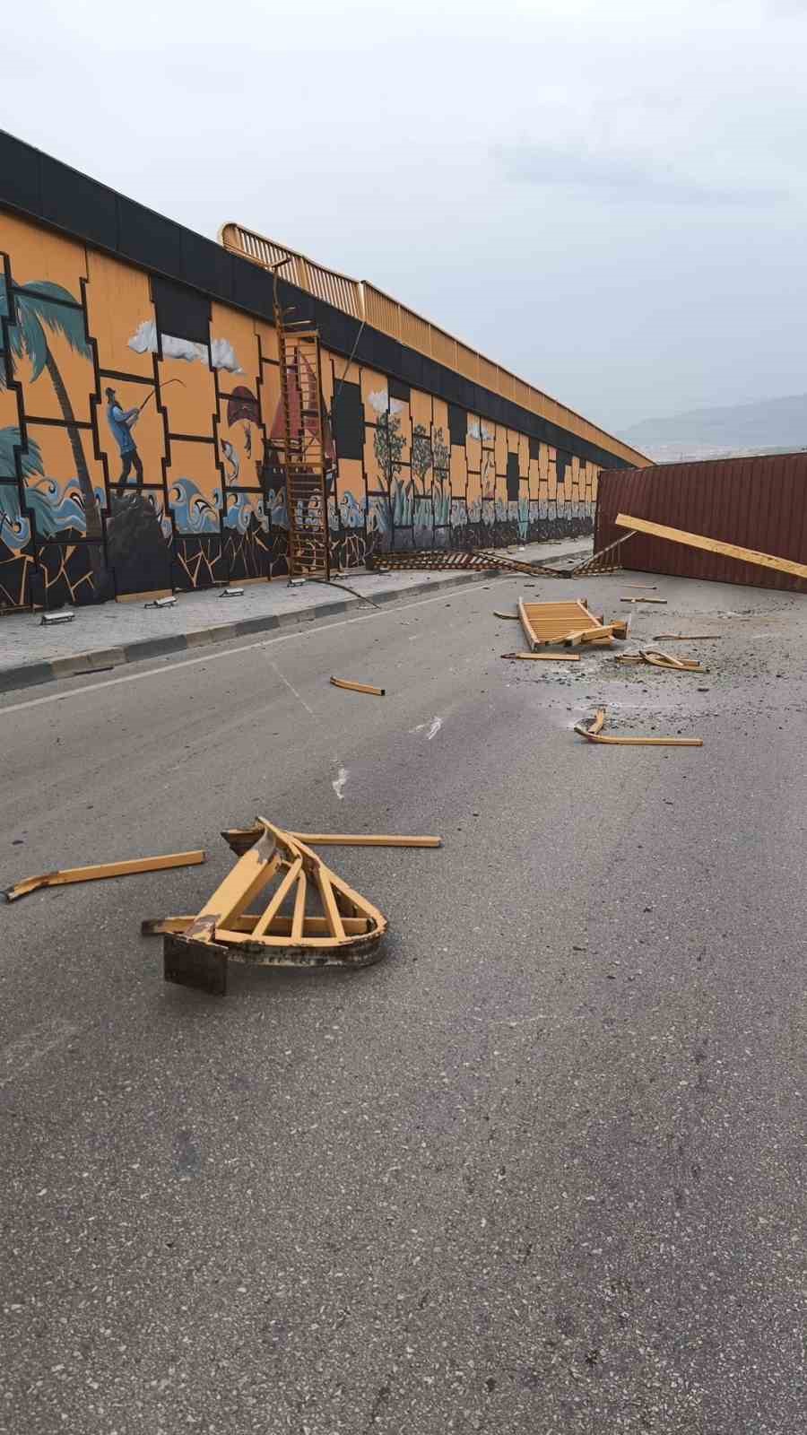 Şiddetli fırtınanın tırda taşınan konteyneri uçurduğu anlar kamerada
