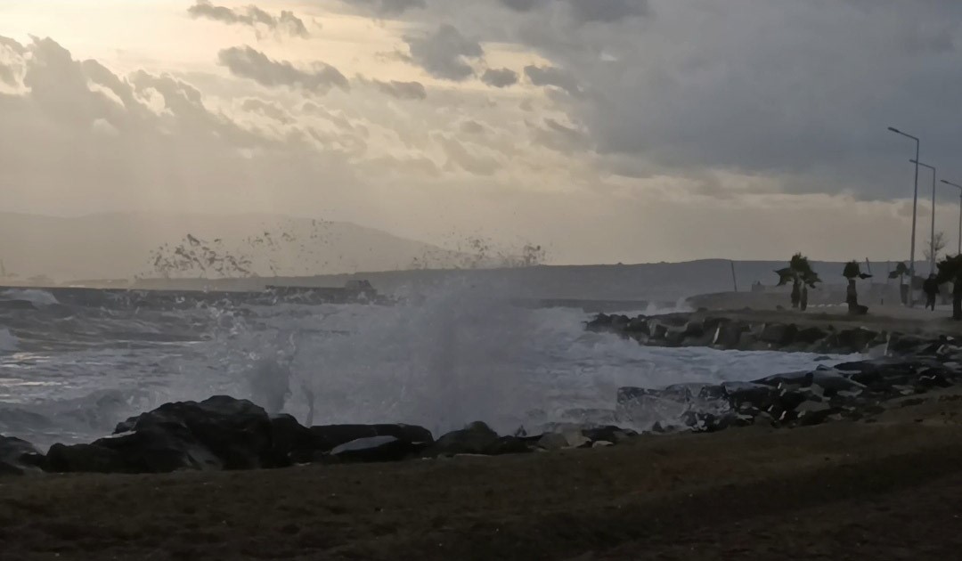 Şiddetli lodos Marmara’yı vurdu: Tekirdağ sahil dalgalarla kaplandı
Şiddetli lodos Marmara’yı vurdu: Tekirdağ sahil dalgalarla kaplandı