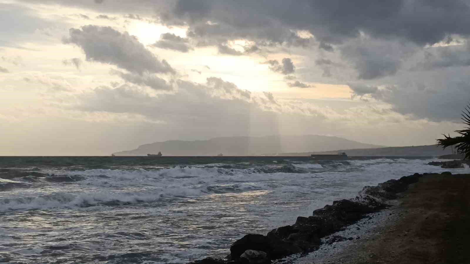 Şiddetli lodos Marmara’yı vurdu: Tekirdağ sahil dalgalarla kaplandı
Şiddetli lodos Marmara’yı vurdu: Tekirdağ sahil dalgalarla kaplandı