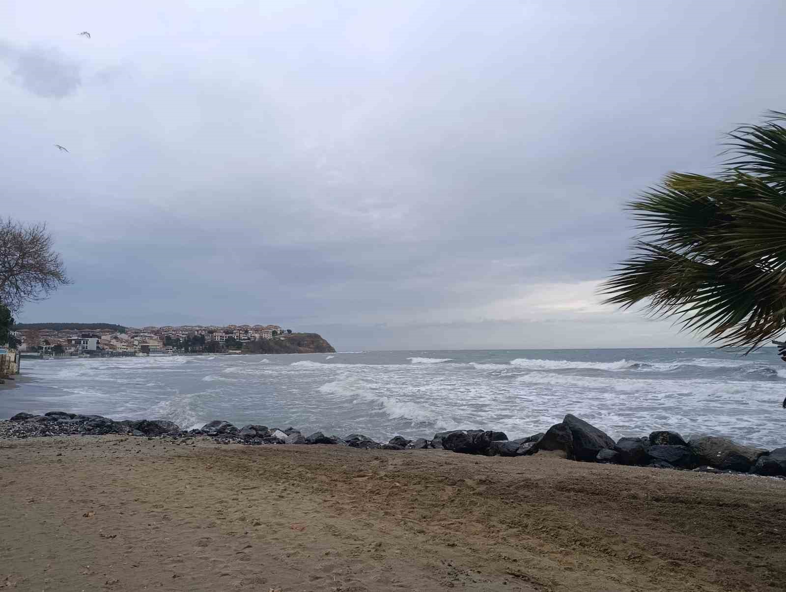 Şiddetli lodos Marmara’yı vurdu: Tekirdağ sahil dalgalarla kaplandı
Şiddetli lodos Marmara’yı vurdu: Tekirdağ sahil dalgalarla kaplandı