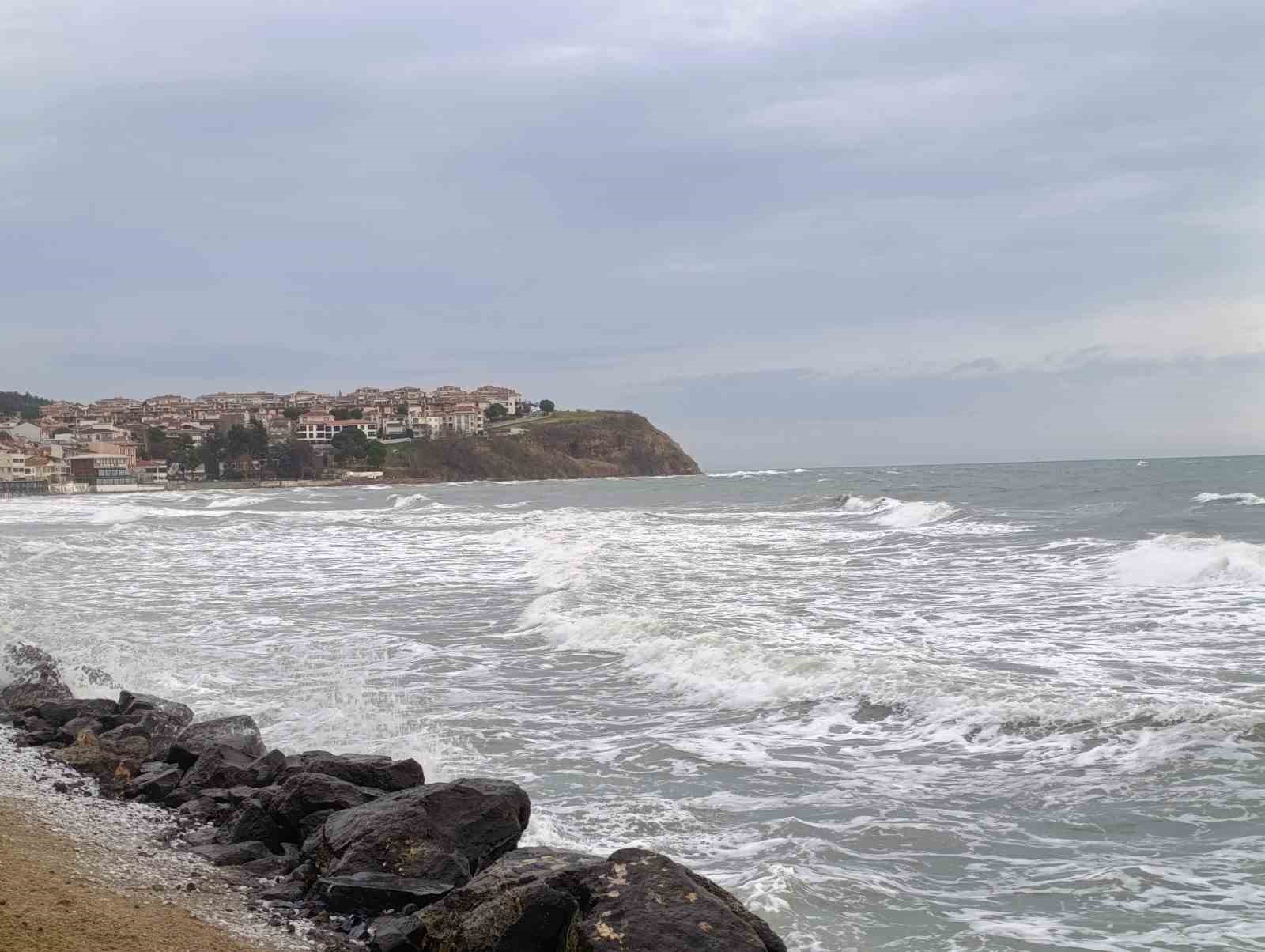 Şiddetli lodos Marmara’yı vurdu: Tekirdağ sahil dalgalarla kaplandı
Şiddetli lodos Marmara’yı vurdu: Tekirdağ sahil dalgalarla kaplandı