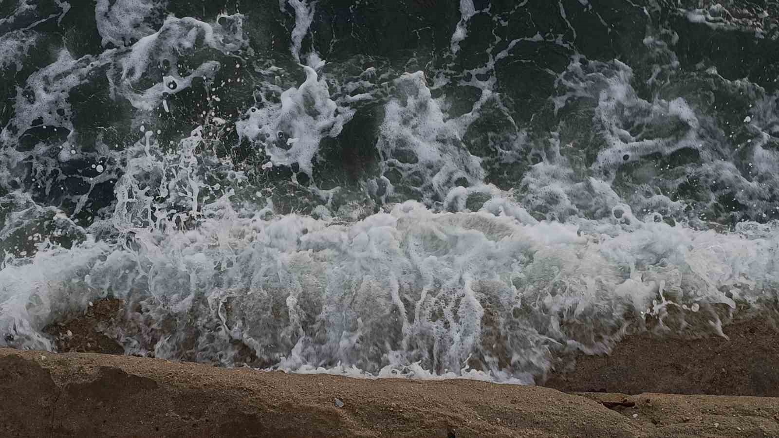 Şiddetli lodos Marmara’yı vurdu: Tekirdağ sahil dalgalarla kaplandı
Şiddetli lodos Marmara’yı vurdu: Tekirdağ sahil dalgalarla kaplandı