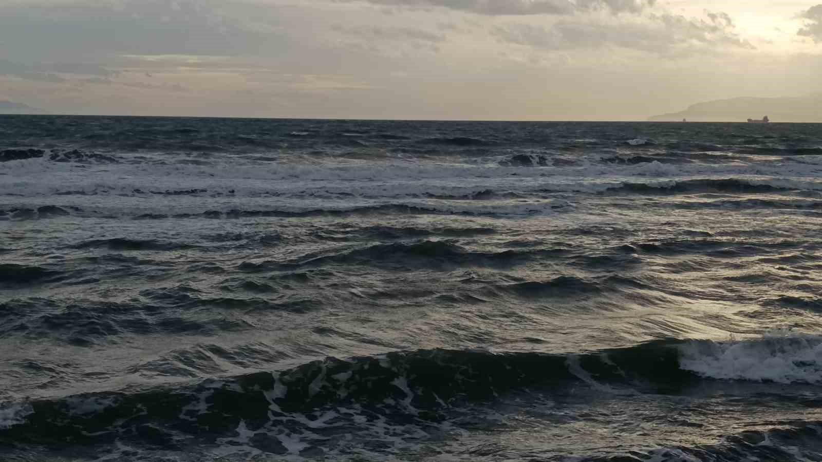 Şiddetli lodos Marmara’yı vurdu: Tekirdağ sahil dalgalarla kaplandı
Şiddetli lodos Marmara’yı vurdu: Tekirdağ sahil dalgalarla kaplandı