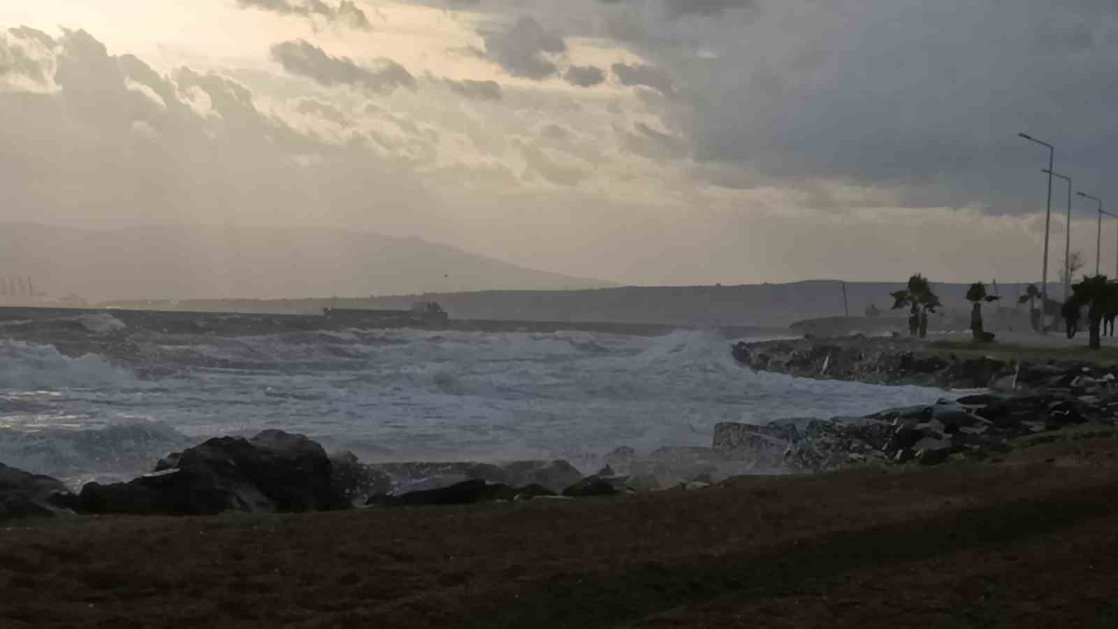 Şiddetli lodos Marmara’yı vurdu: Tekirdağ sahil dalgalarla kaplandı
Şiddetli lodos Marmara’yı vurdu: Tekirdağ sahil dalgalarla kaplandı