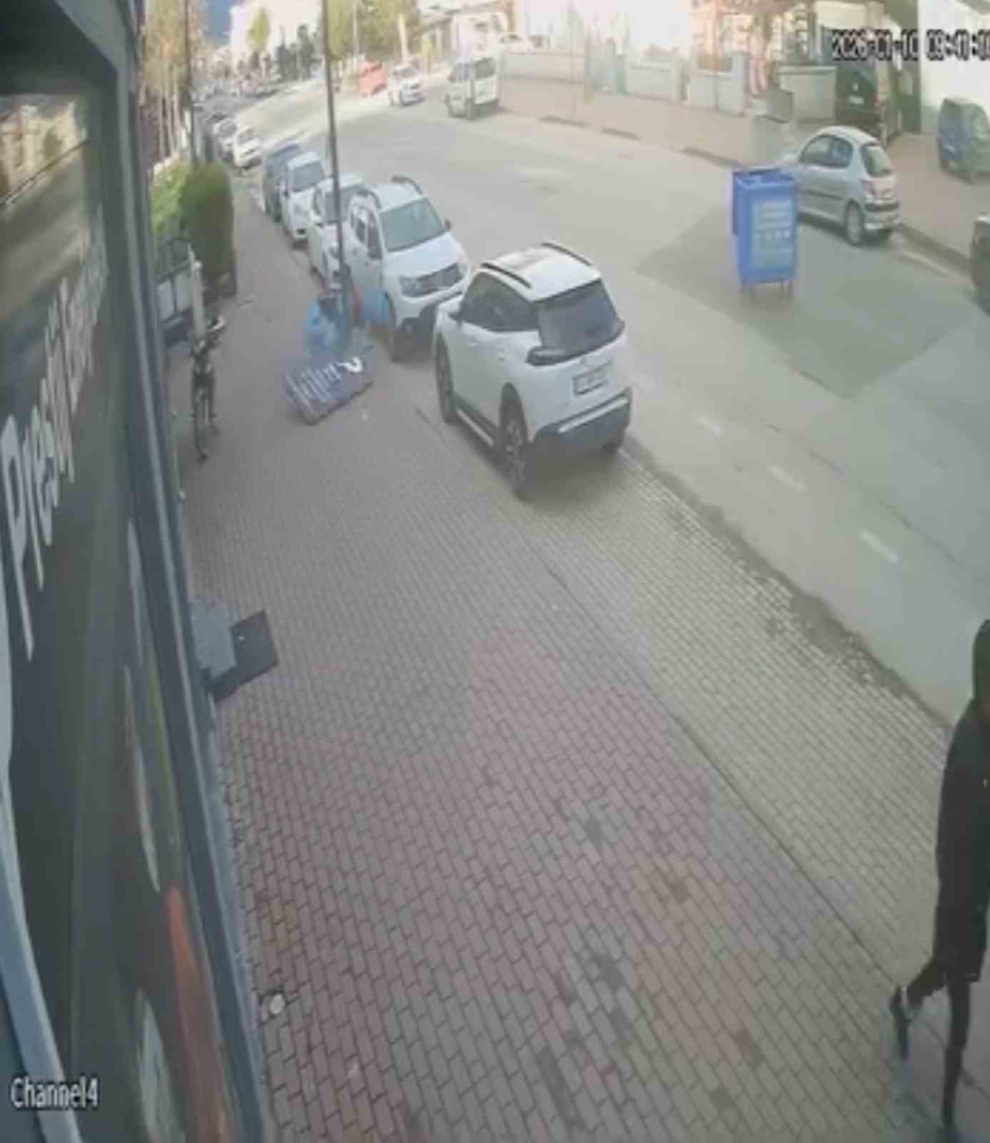 Şiddetli lodos tabelayı kopardı, facia kıl payı atlatıldı
