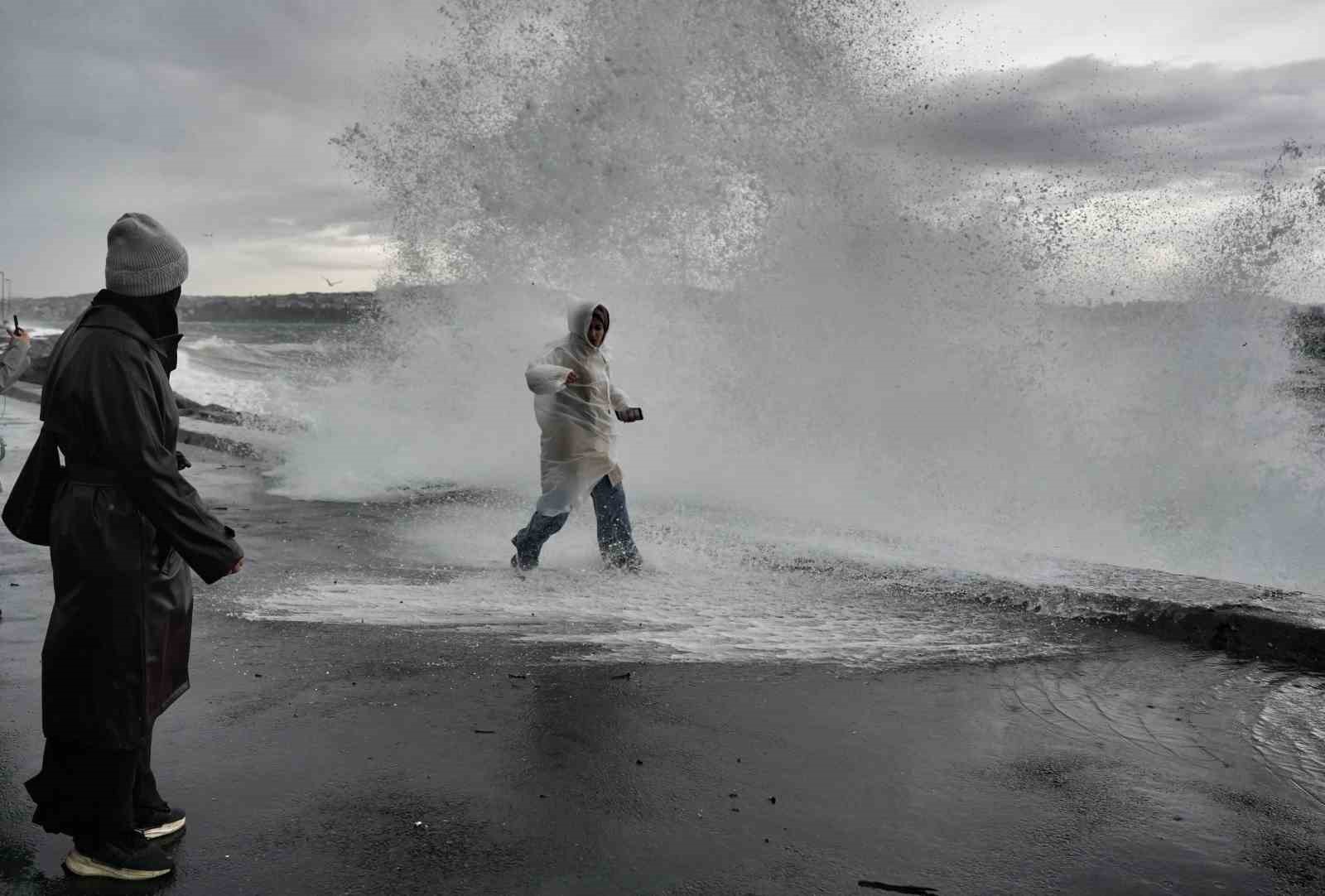 Şiddetli lodosa aldırış etmeden fotoğraf yarışına girdiler
