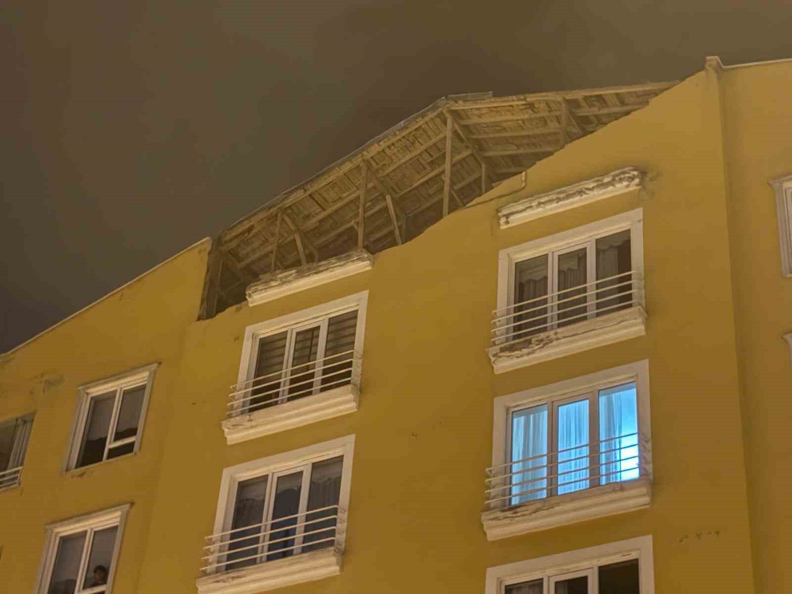 Şiddetli rüzgar binanın duvarını uçurdu
Şiddetli rüzgar binanın duvarını uçurdu