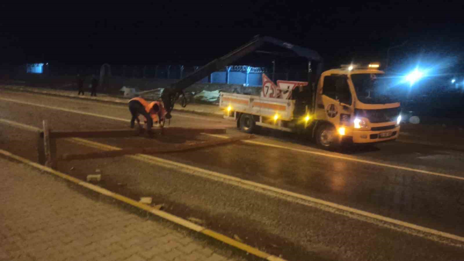 Şiddetli rüzgar çatıları uçurdu
