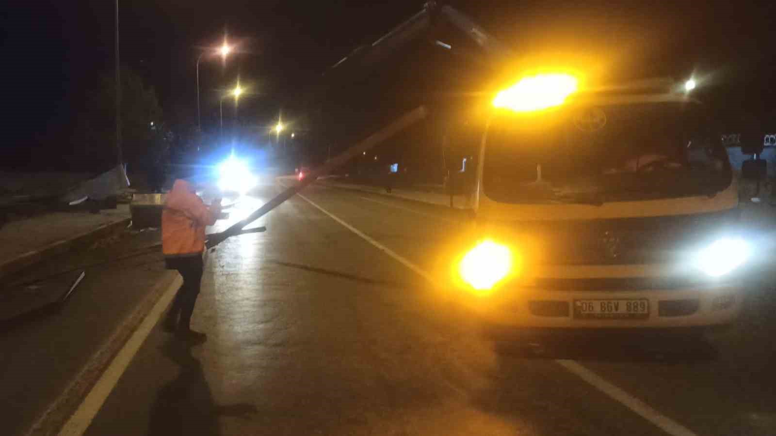 Şiddetli rüzgar çatıları uçurdu
