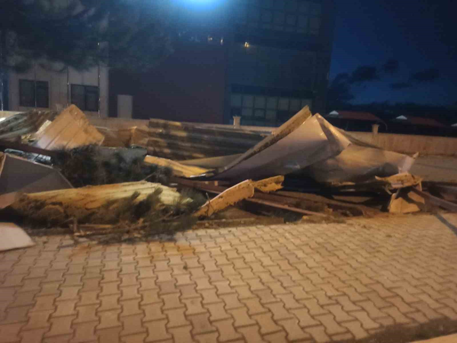 Şiddetli rüzgar çatıları uçurdu
