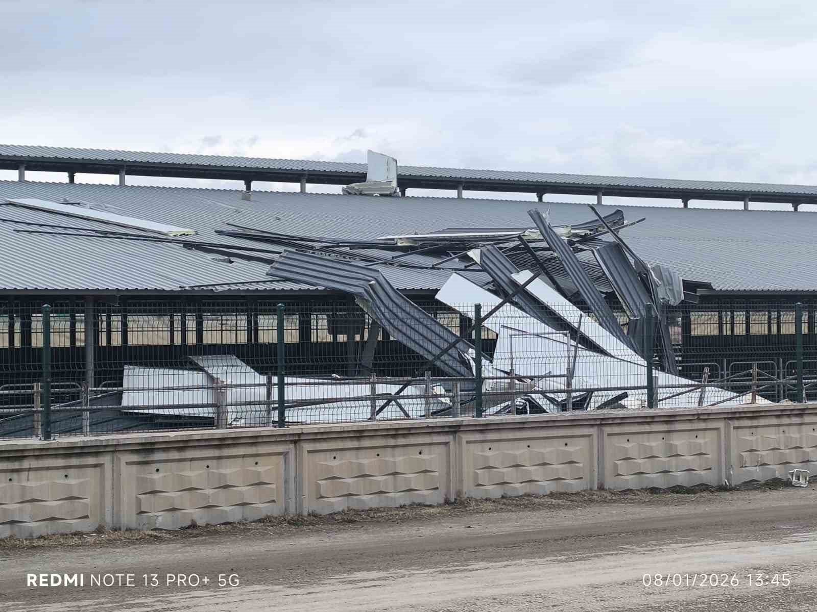 Şiddetli rüzgar işyerinin çatısını ucurdu
