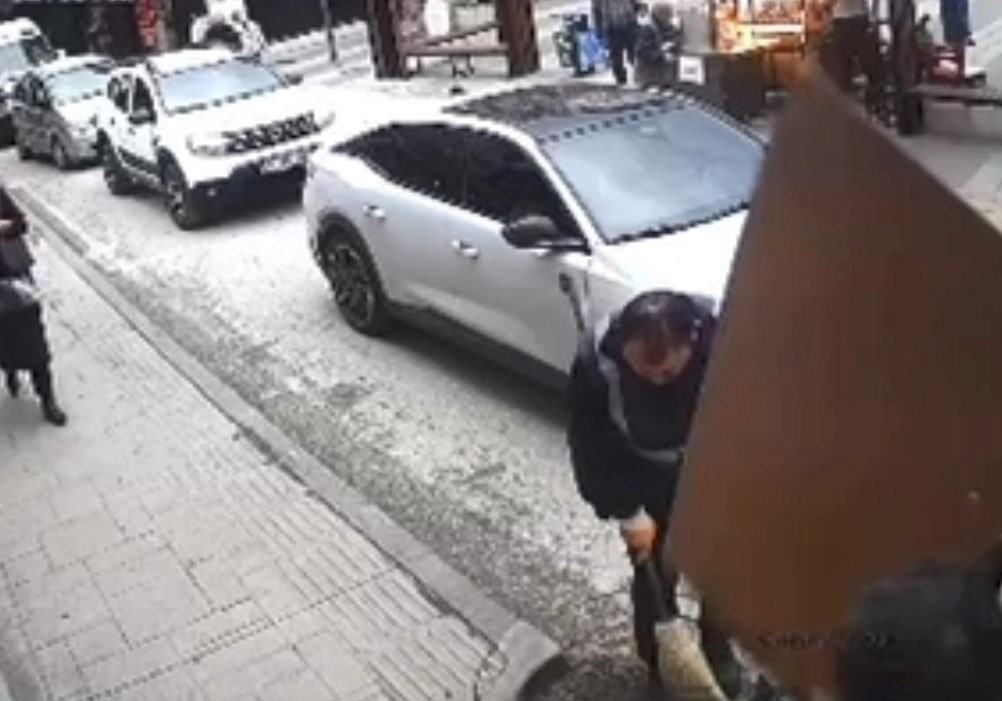 Şiddetli rüzgar nedeniyle düşen tabela, işçinin kafasına böyle çarptı: O anlar güvenlik kamerasında
