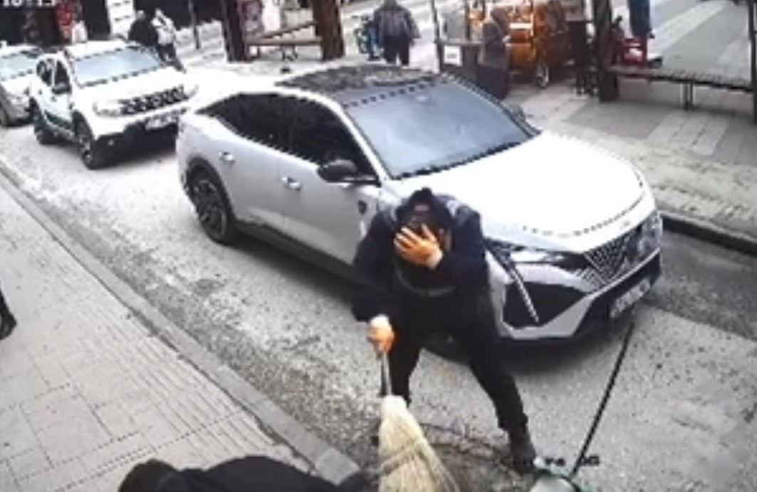 Şiddetli rüzgar nedeniyle düşen tabela, işçinin kafasına böyle çarptı: O anlar güvenlik kamerasında
