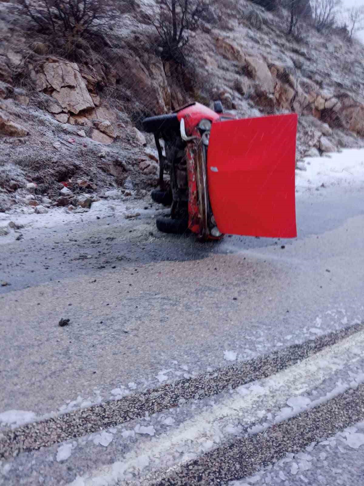 Şiddetli rüzgar otomobili yan yatırdı
