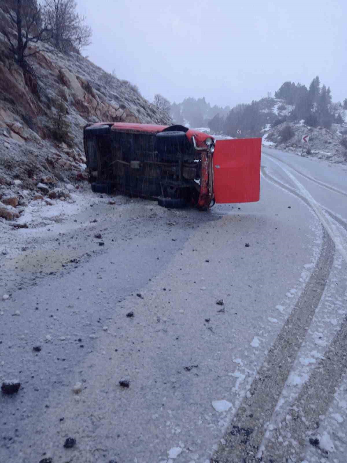 Şiddetli rüzgar otomobili yan yatırdı
