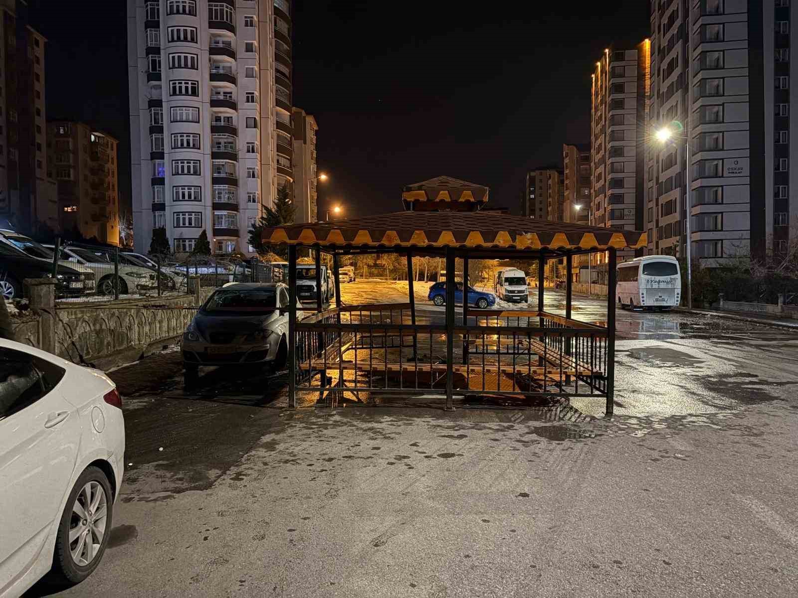 Şiddetli rüzgar, söktüğü kamelyayı bozmadan yola kondurdu
