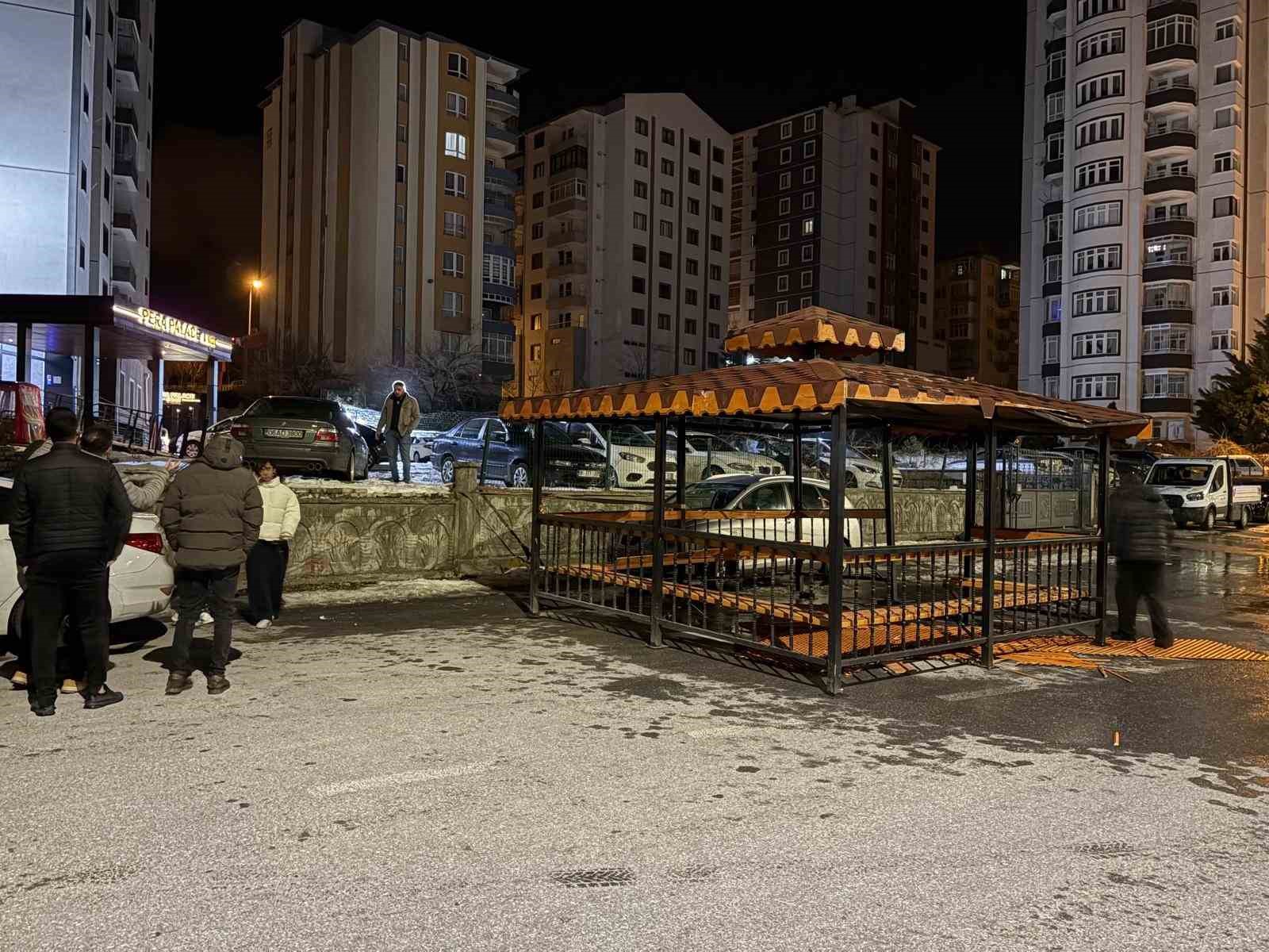 Şiddetli rüzgar, söktüğü kamelyayı bozmadan yola kondurdu
