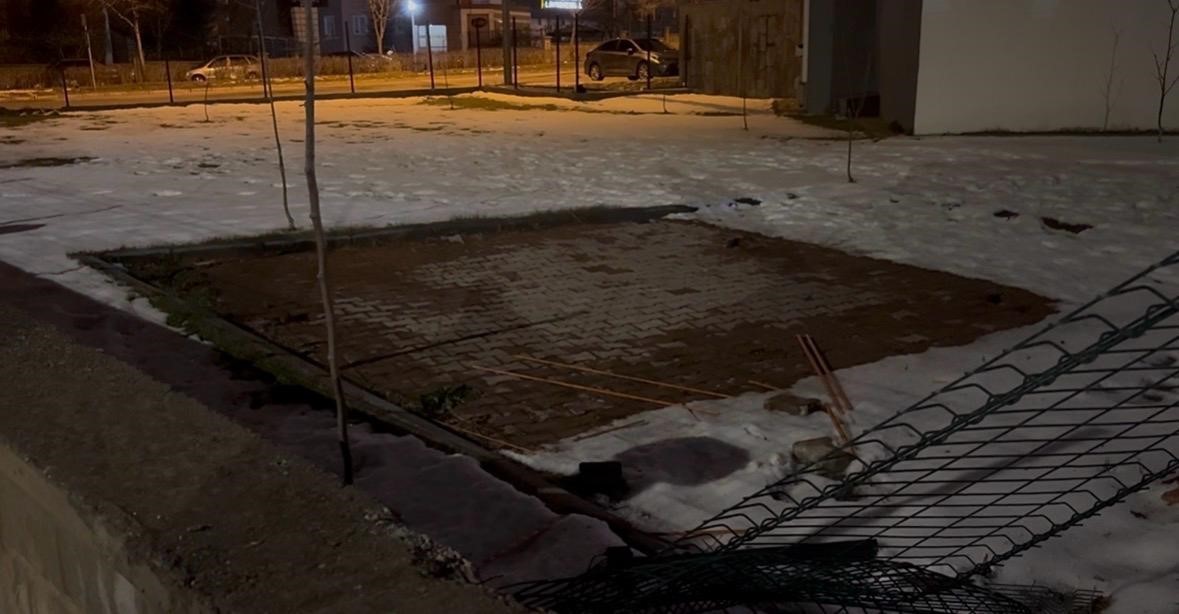 Şiddetli rüzgar, söktüğü kamelyayı bozmadan yola kondurdu
