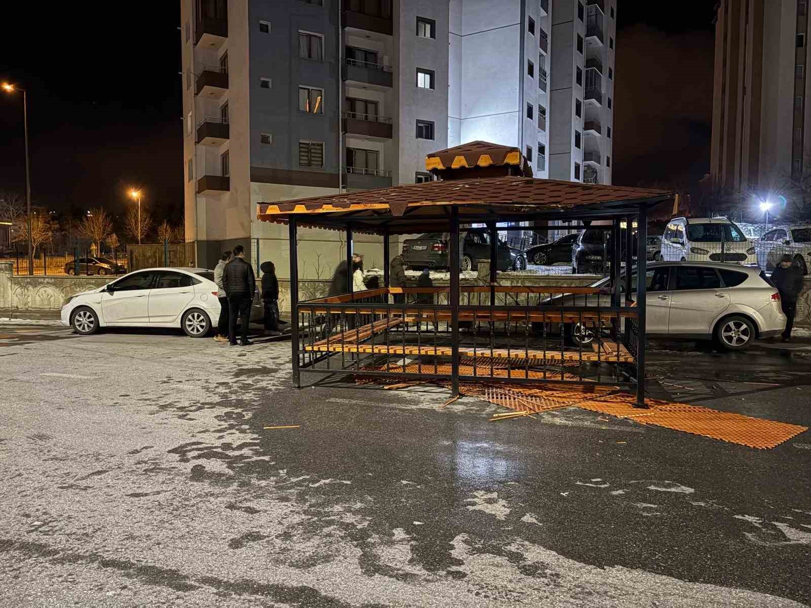 Şiddetli rüzgar, söktüğü kamelyayı bozmadan yola kondurdu
