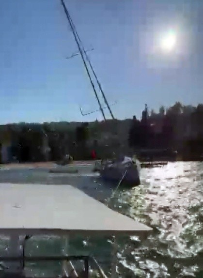 Şiddetli rüzgar yelkenli tekneyi sürükledi
