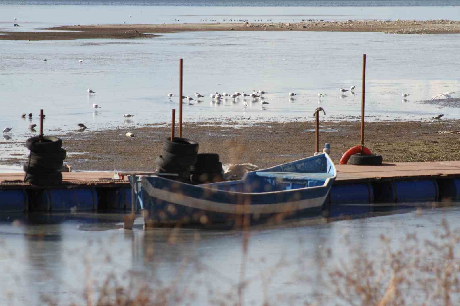 Şiddetli soğuklar Beyşehir Gölü kıyılarının buz tutmasına yol açtı
