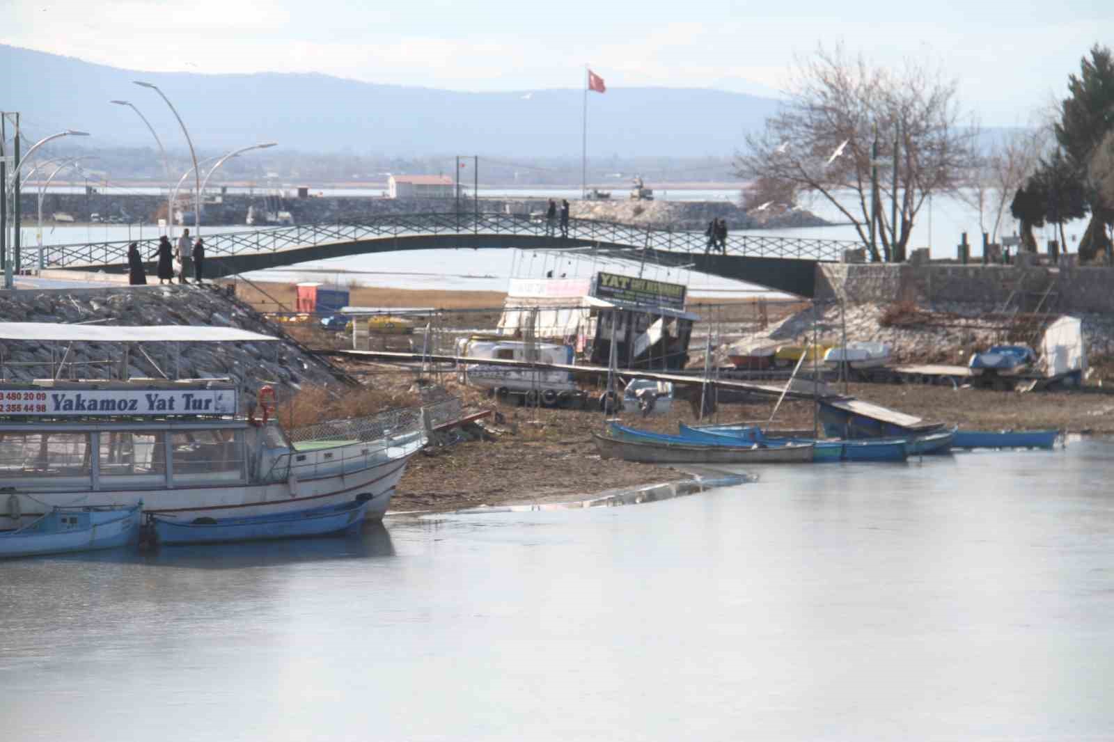 Şiddetli soğuklar Beyşehir Gölü kıyılarının buz tutmasına yol açtı
