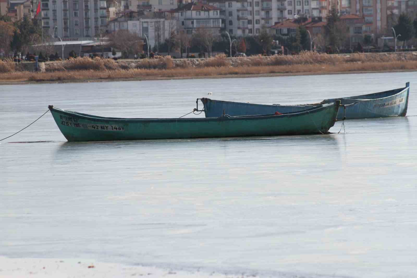 Şiddetli soğuklar Beyşehir Gölü kıyılarının buz tutmasına yol açtı
