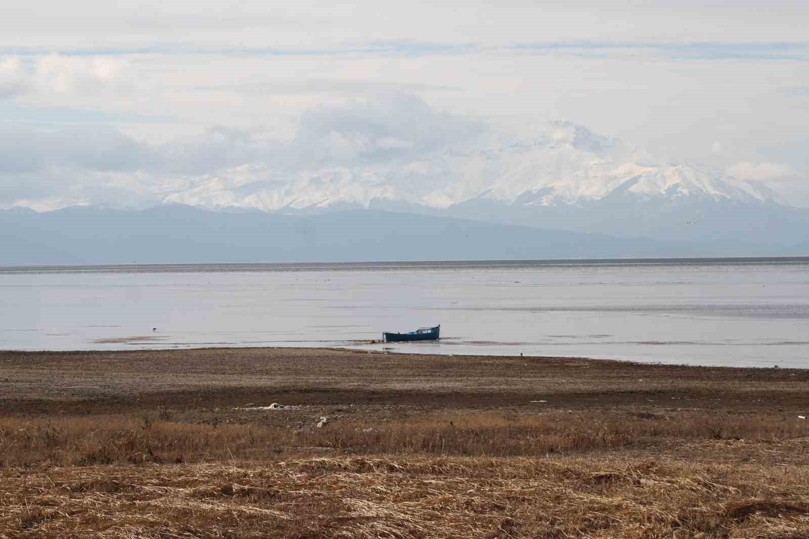 Şiddetli soğuklar Beyşehir Gölü kıyılarının buz tutmasına yol açtı
