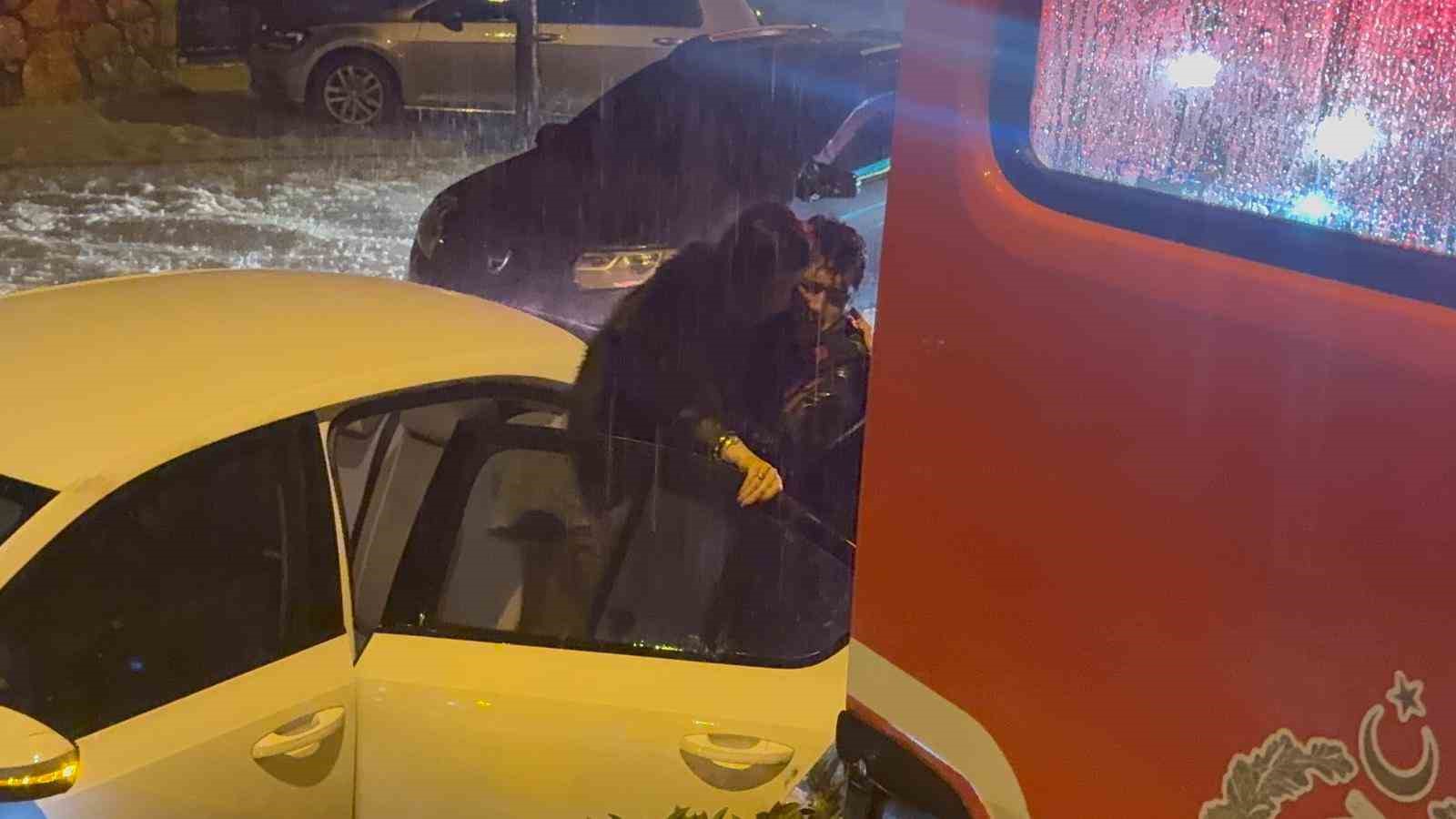 Şiddetli yağış sele döndü, araçlarında mahsur kalan vatandaşları itfaiye kurtardı
